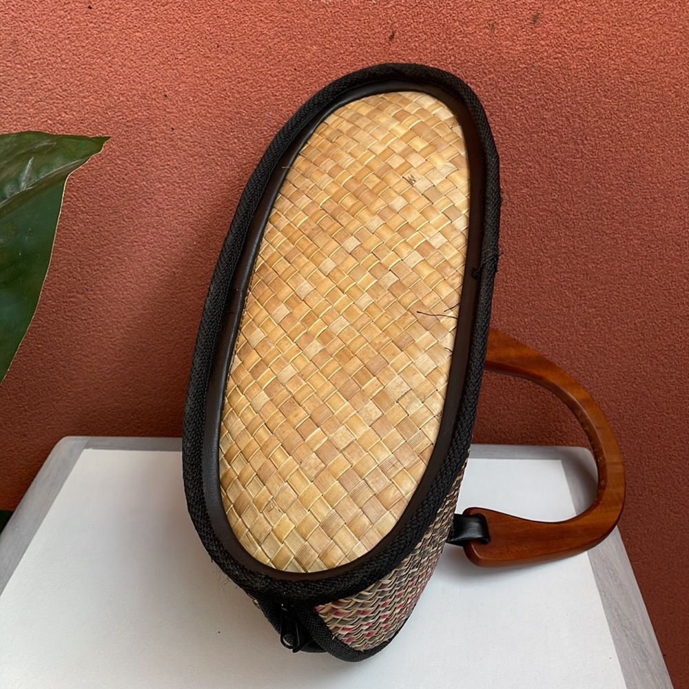 Cane Wicker Leaf Red Green Hand Bag with Timber Handles. - Picture 5 of 5